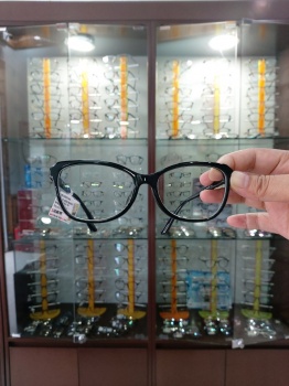 Mắt kính  đổi màu Essilor  1.56